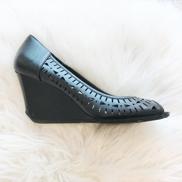 Moving Sale!! GUC Kenneth Cole Reaction Perforate Wedge - Chill 2 The Bone 10M - Picture 1 of 13
